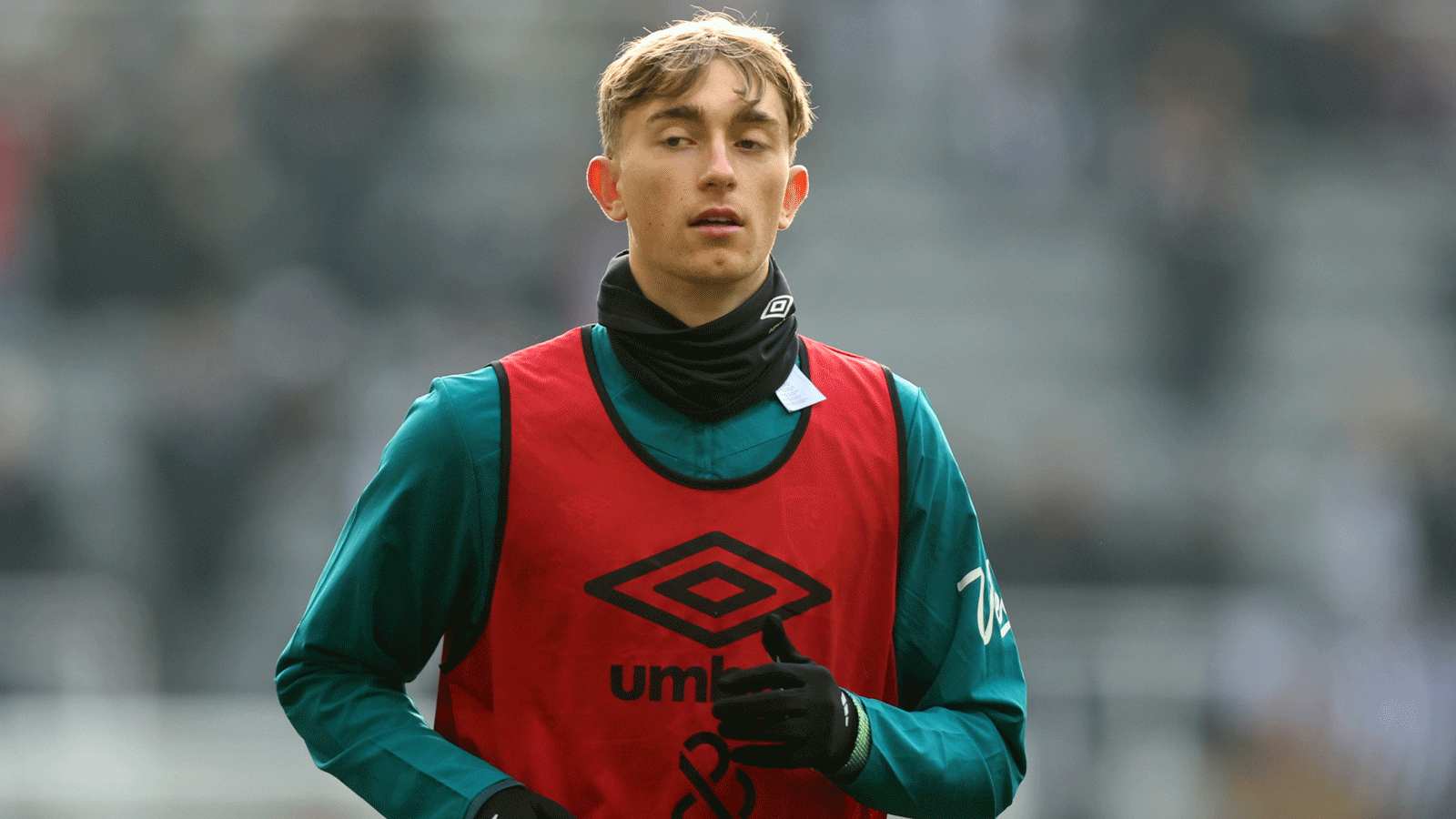 Riesige Ausstiegsklausel enthüllt: FC Bayern München und BVB wohl an Abwehrtalent aus der Premier League interessiert