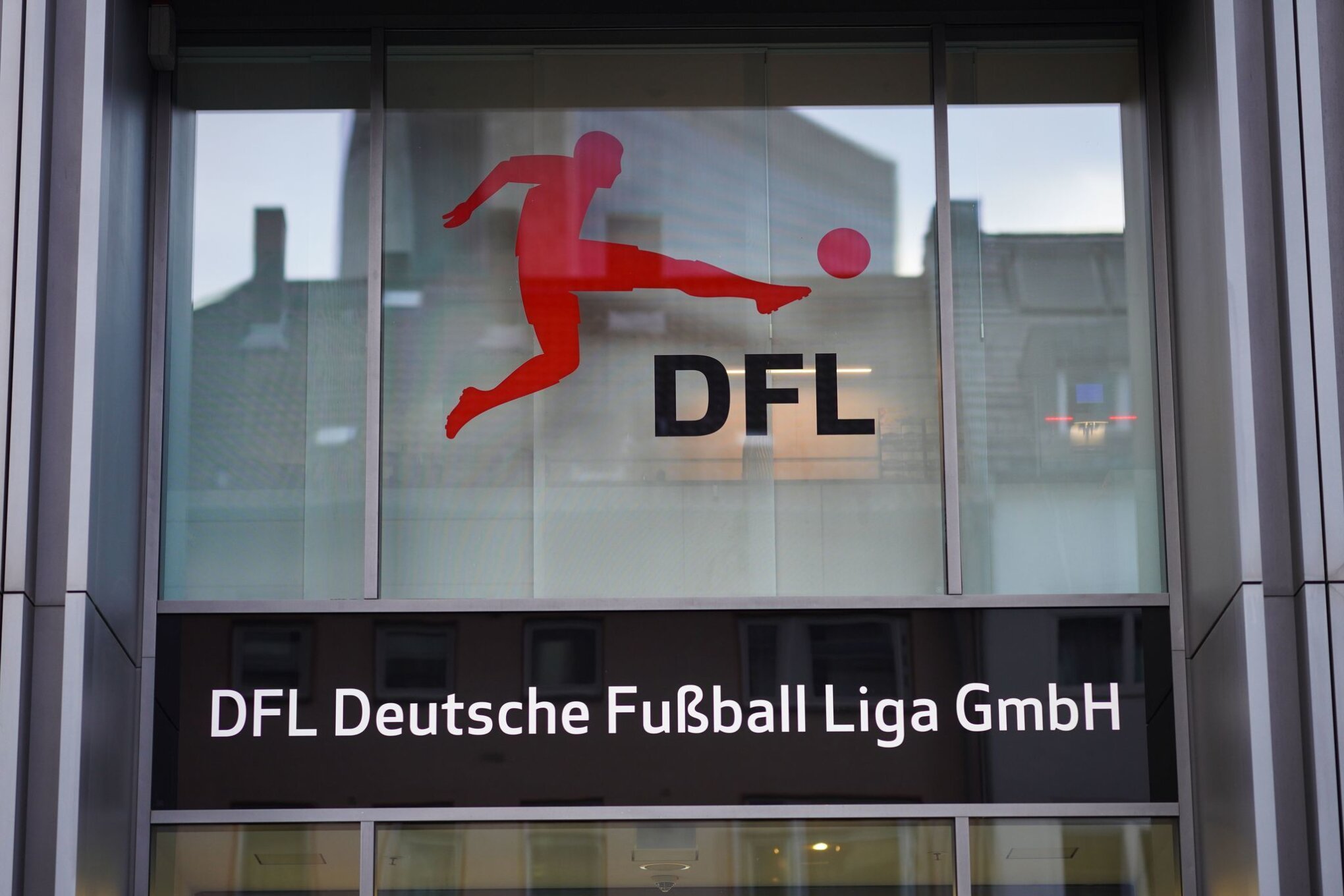 DFL und Bundesliga-Vereine werben für Demokratie