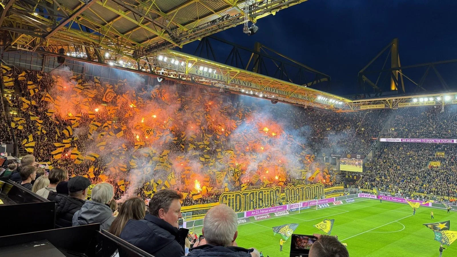 BVB-Fans zünden Feuerwerk gegen Union: Rakete im Block