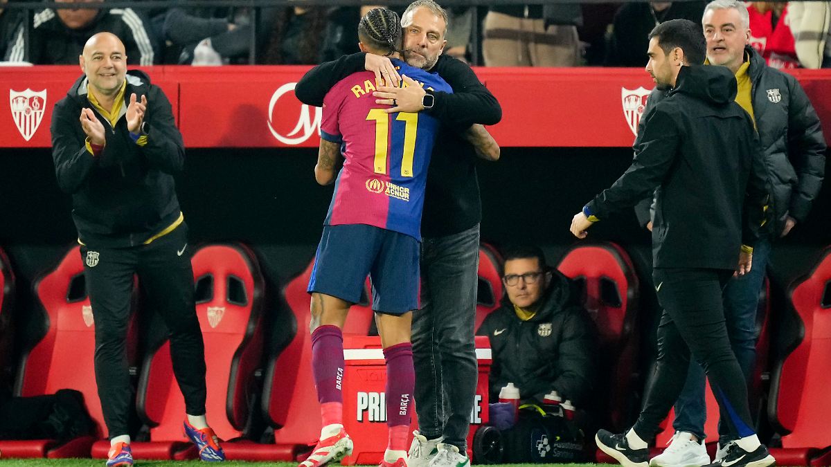 4:1 beim FC Sevilla in Unterzahl: Hansi Flick und Barça