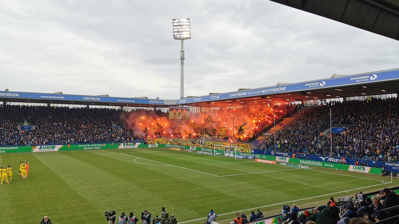BVB-Fans setzen massiv Pyro ein
