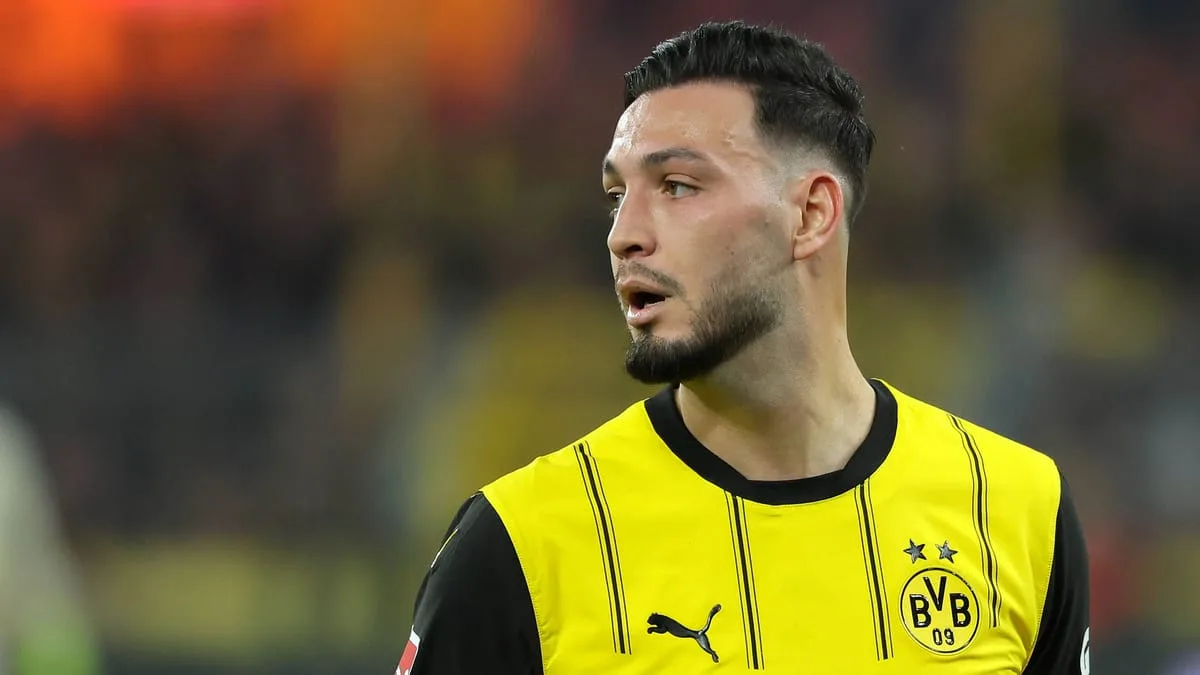 BVB-Star Bensebaini lernte Fußballspielen barfuß