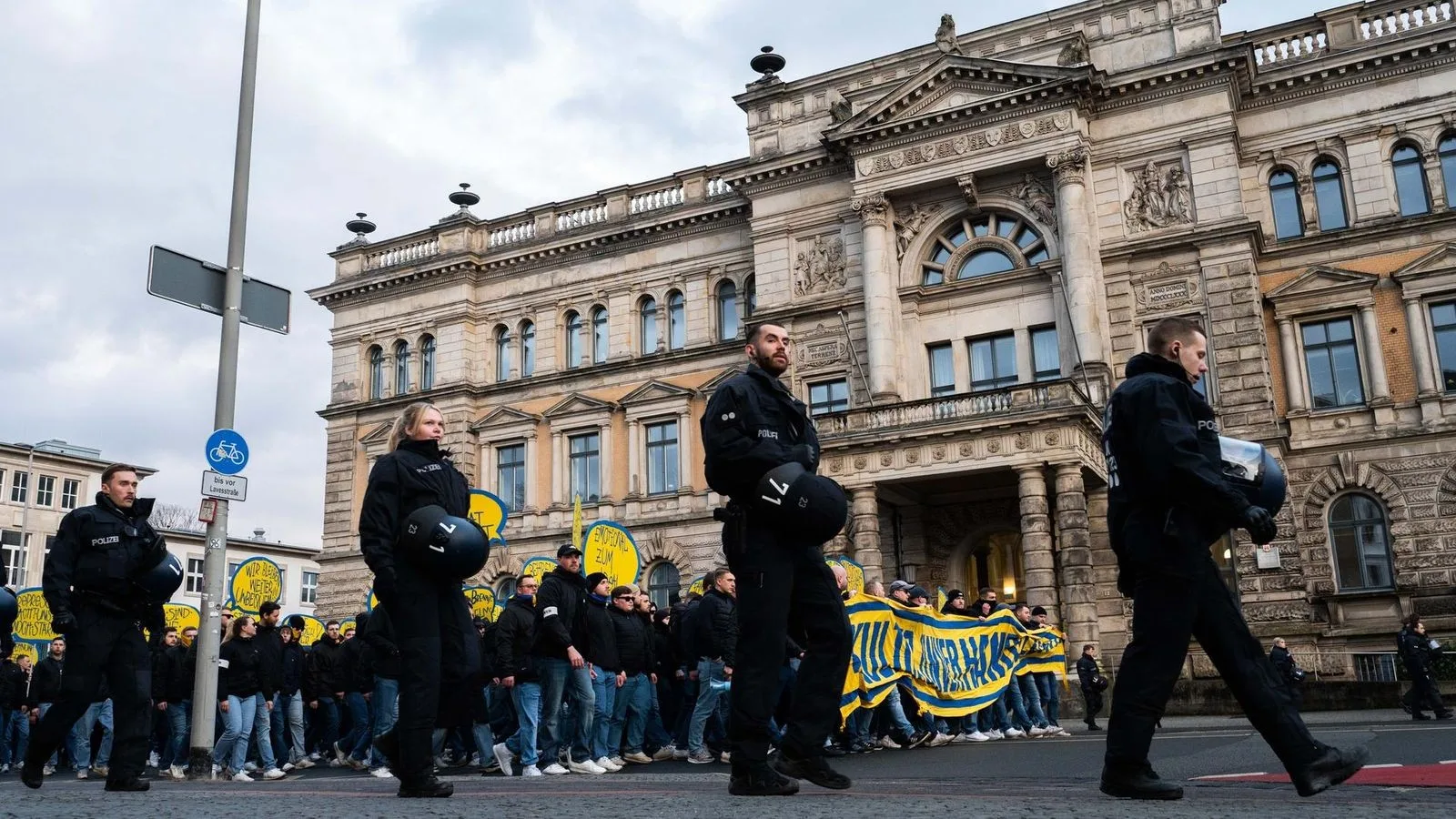 Derby-Demo: 500 Eintracht-Fans ziehen friedlich durch