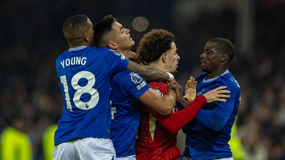 Drama! Rudelbildung & drei Rote Karten nach Everton gegen