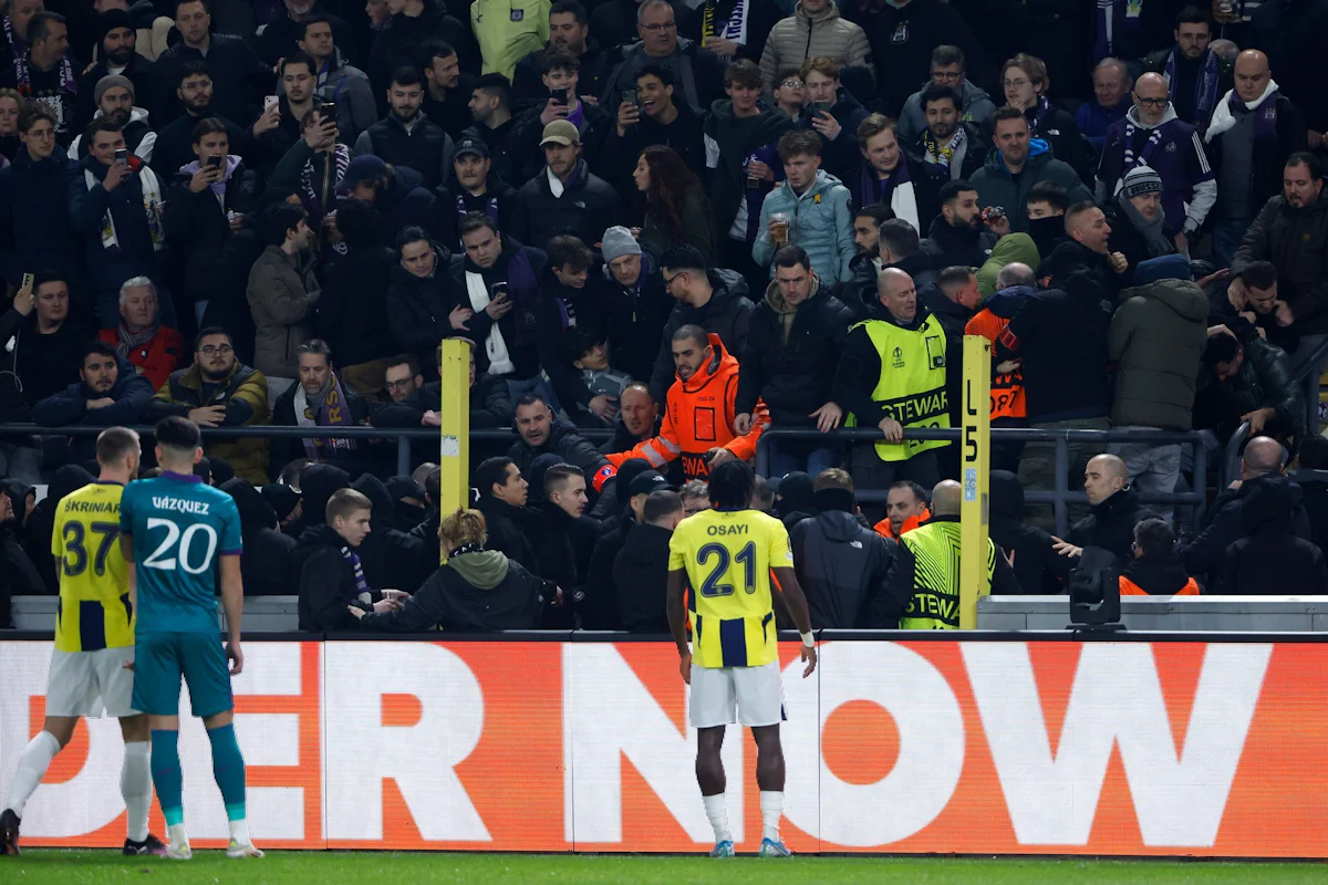 Europa League – Tumult: Spiel in Anderlecht für 20 Minuten