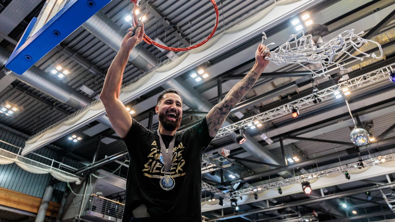 In Leverkusen zum Probetraining: Basketball-Held wäre
