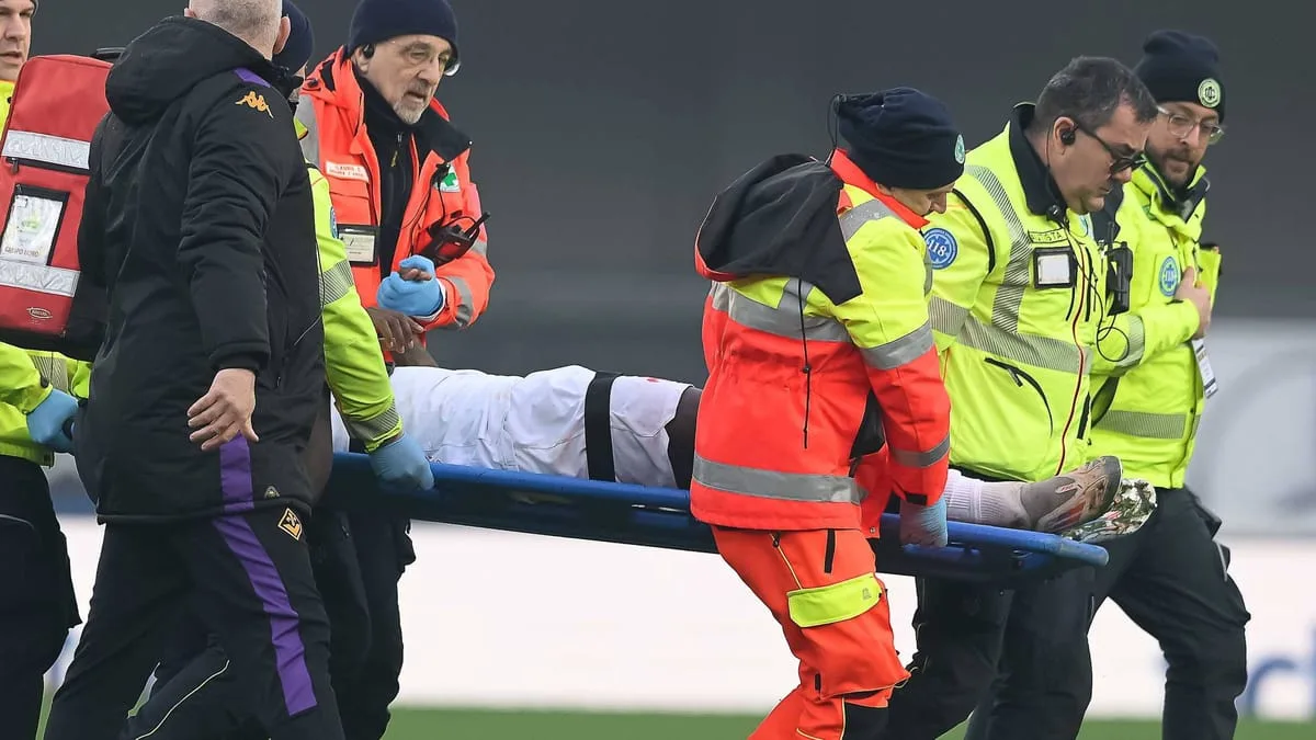 Moise Kean bricht nach Kopftreffer auf dem Platz zusammen