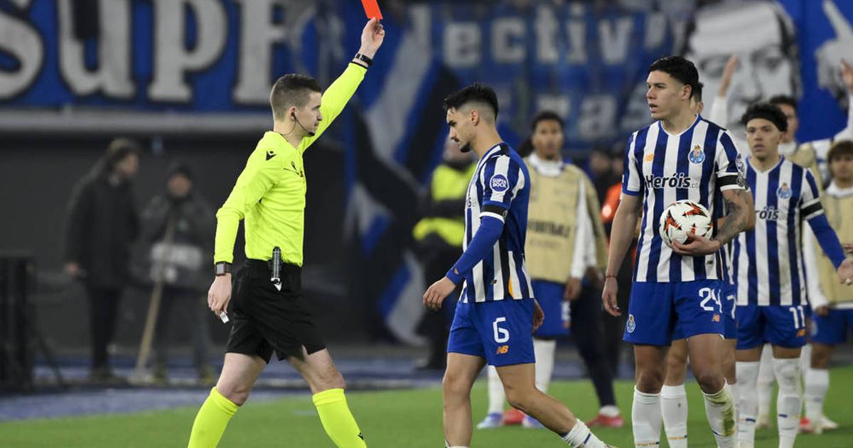 Rot für Tätlichkeit! VAR enthüllt Schauspieleinlage