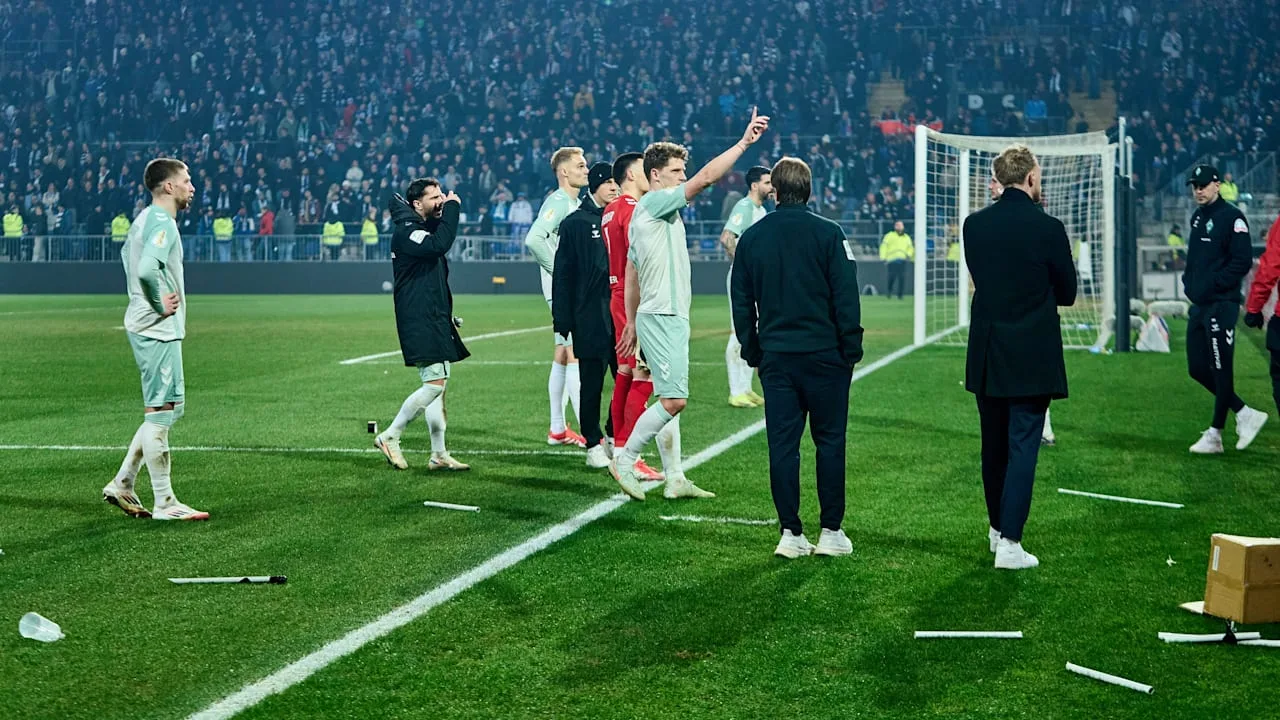 Werder Bremen: Mit Bechern und Stangen! Eigene Fans