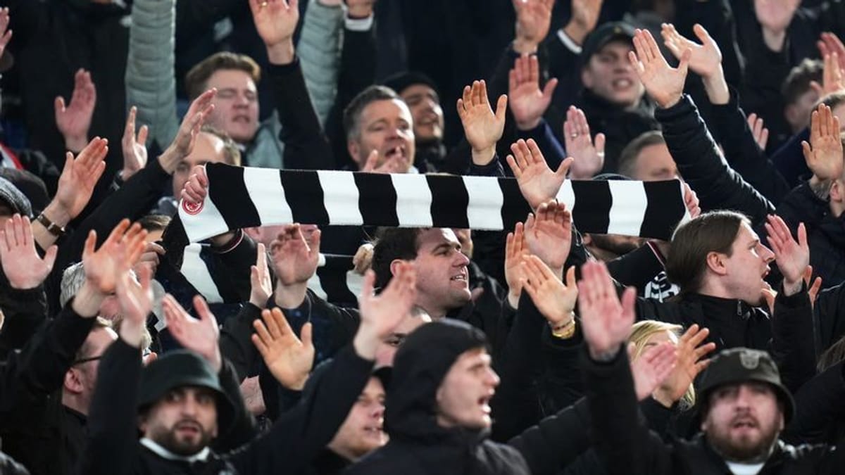 Sturz von Tribüne – zwei Schwerverletzte in Frankfurt