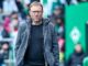 rb-thomas-horsch-laeuft-im-weser-stadion-am-spielfeldrand-entlang-100