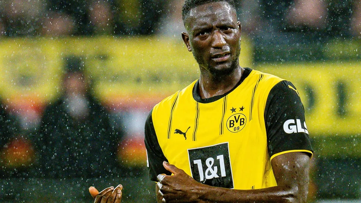 Borussia Dortmund sprüht Kreuz auf den Rasen – und ruft zum Wählen auf