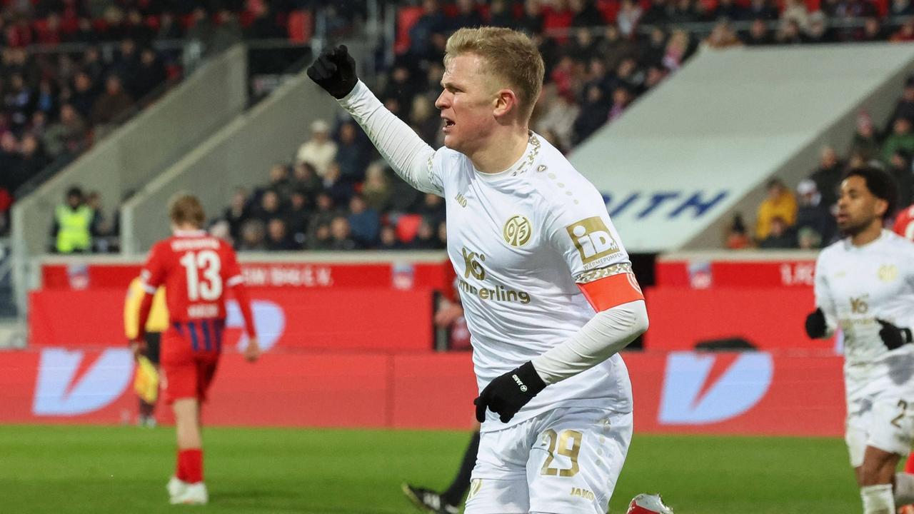 FSV klettert auf Platz sechs: Jonathan Burkardt grätscht…