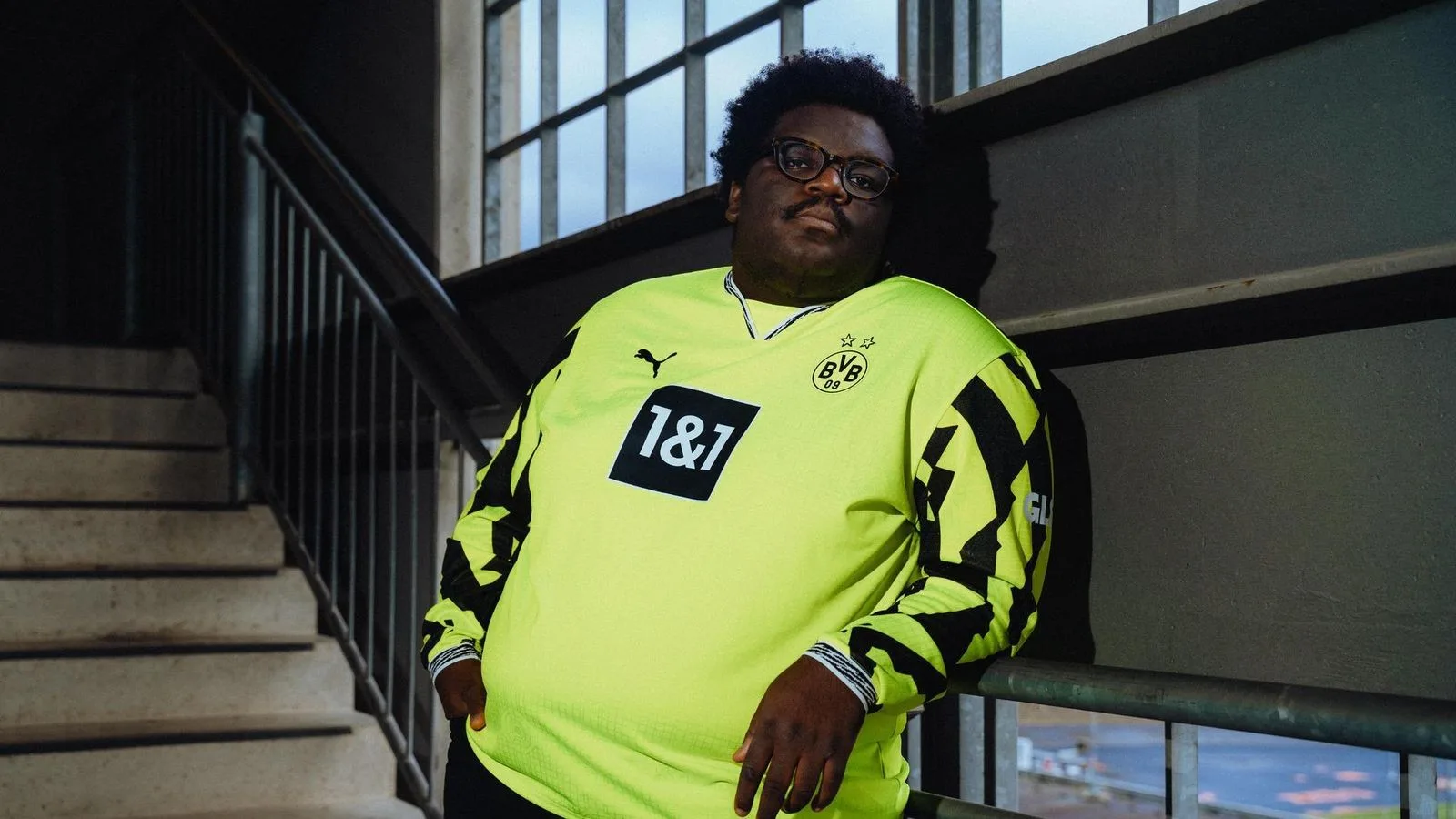 Velberter Musiker modelt im neuen BVB-Trikot