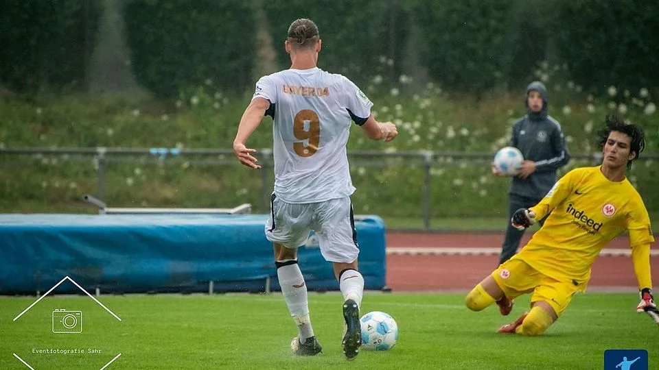 Artem Stepanov schießt Bayer 04 zum Sieg,