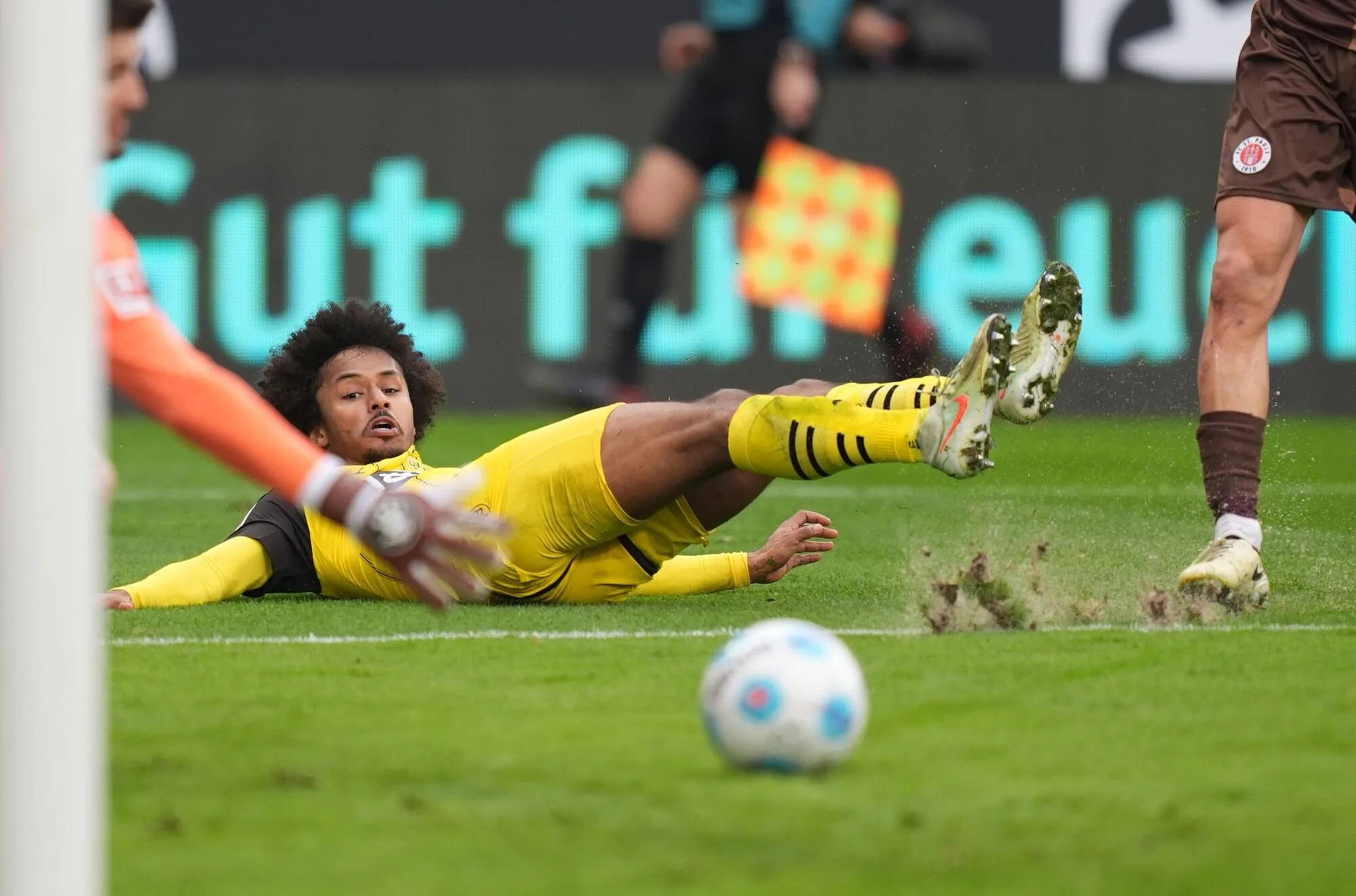 Bayer zaubert, BVB-Erfolg auf St. Pauli, Mainz siegt