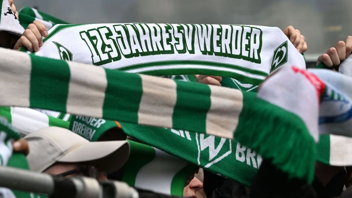 Fußball-Bundesliga: Zugunfall stoppt Werder-Fans auf