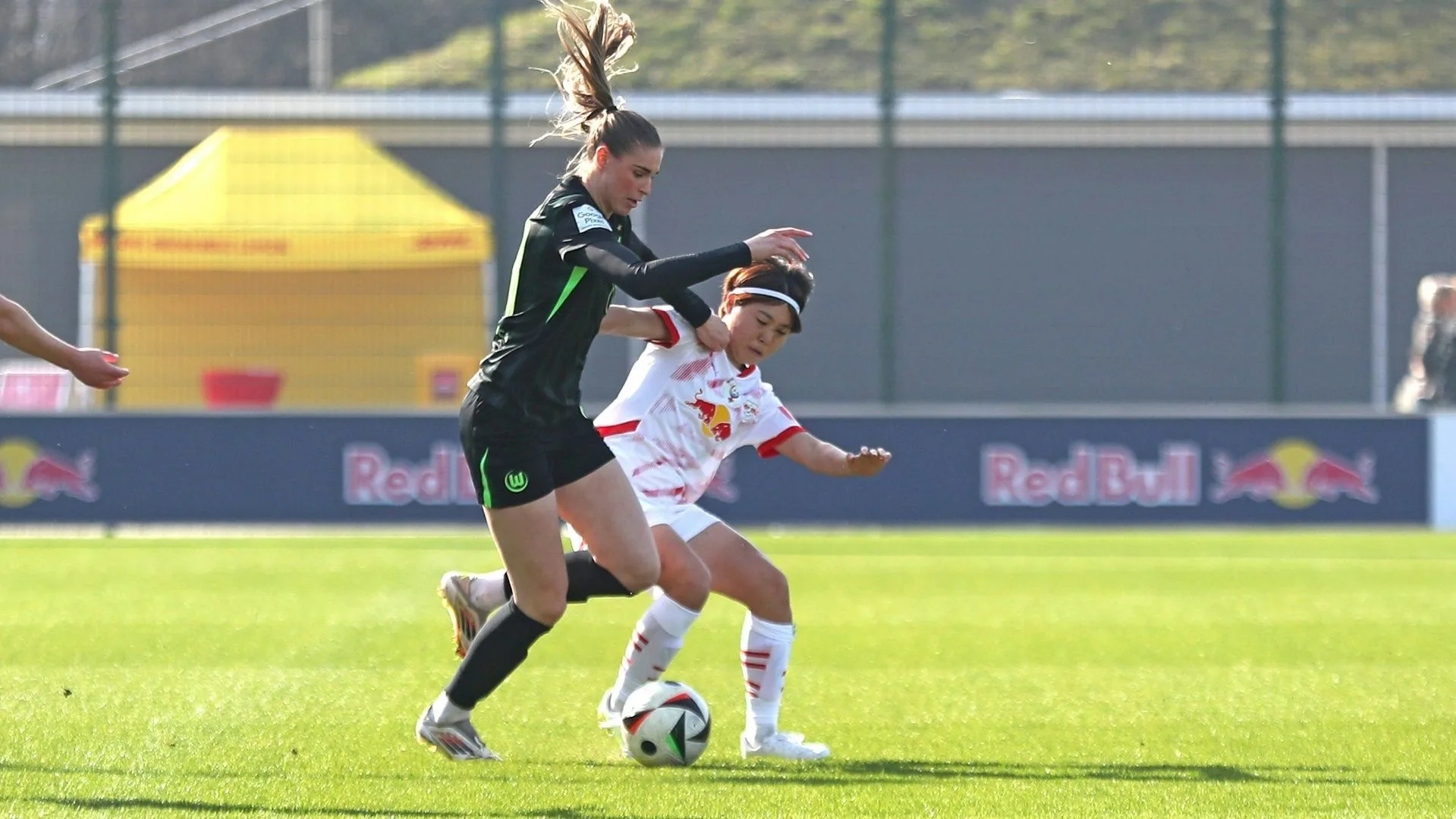 Jubilarin Brand trifft: Wolfsburg gewinnt in Leipzig