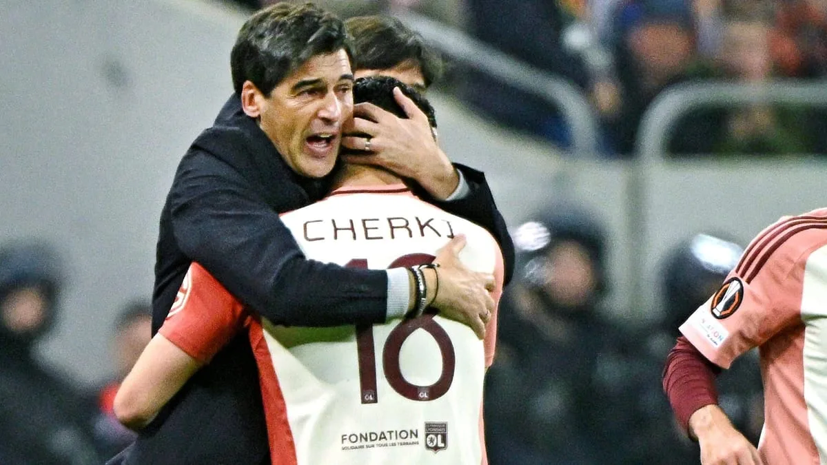 Lyon-Spieler feiern Trainer – der reagiert emotional
