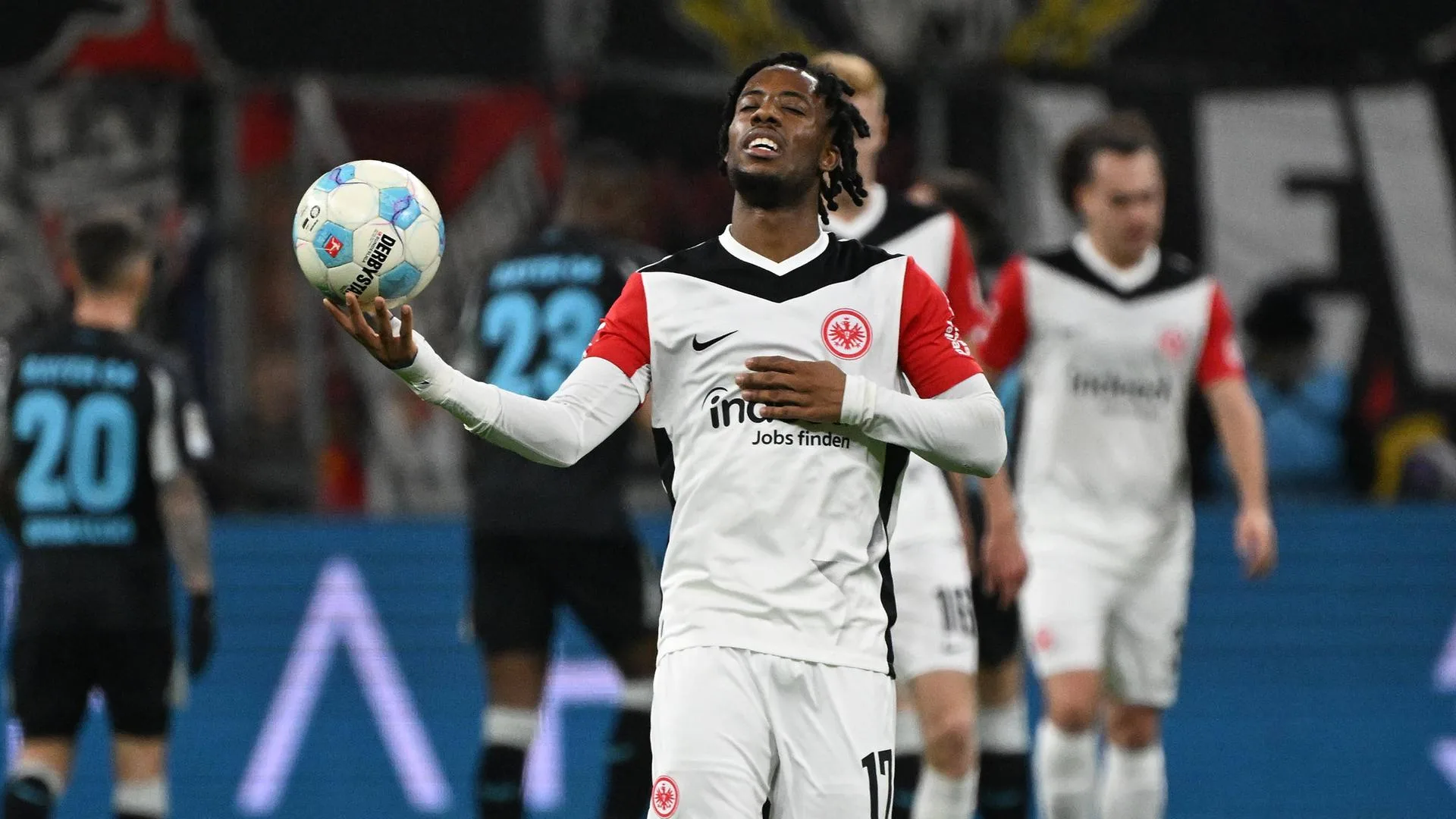 Schwaches Startelfdebüt von Eintracht-Stürmer Elye