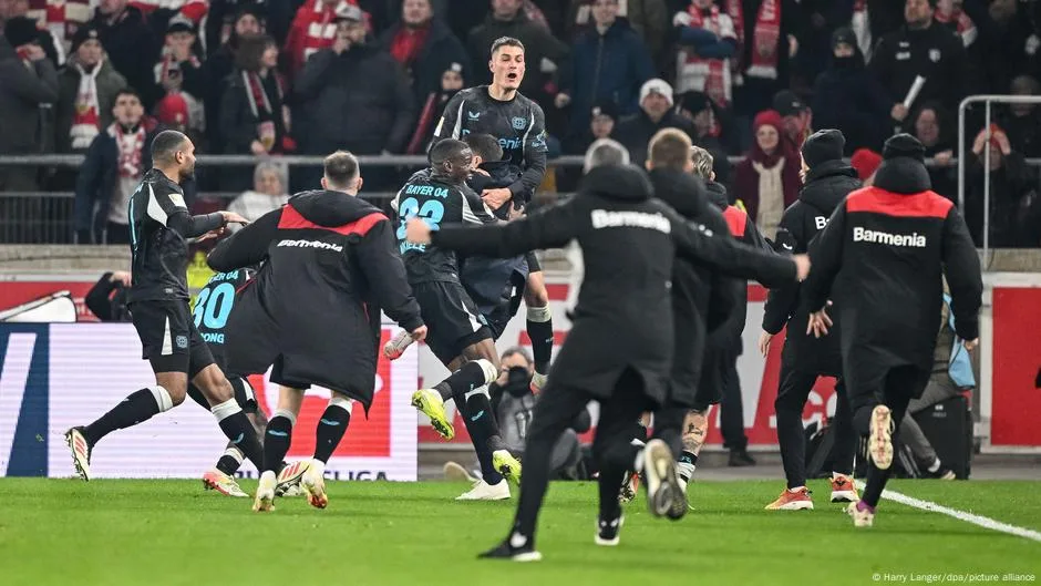 Bayer Leverkusen holt auf FC Bayern auf – DW –