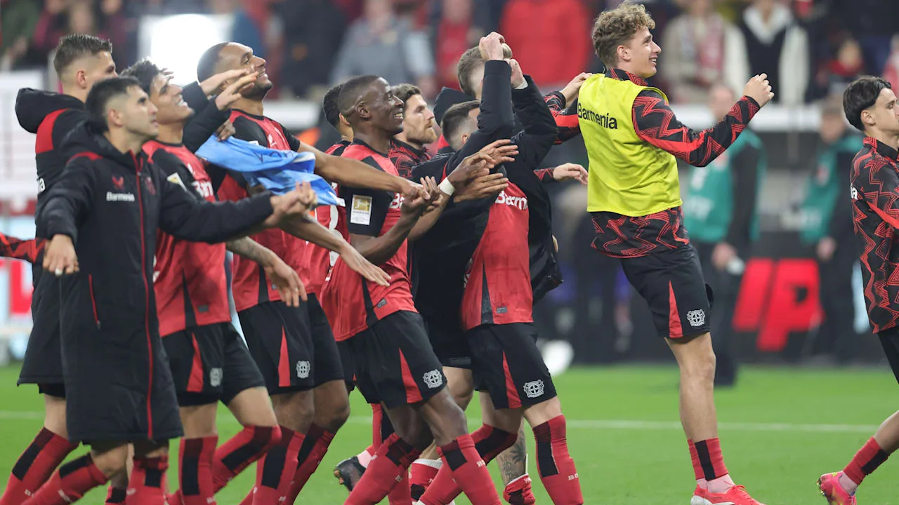 DFB-Pokal: Raketen & Böller vorm Leverkusen Hotel |