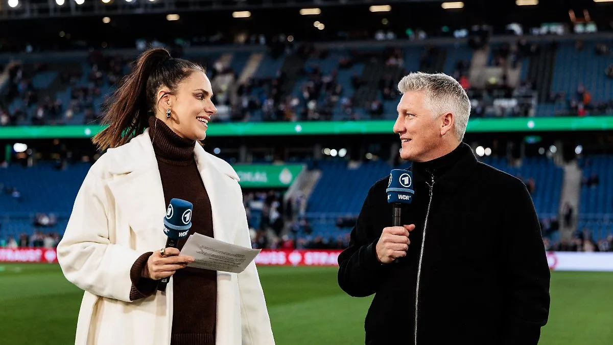 Esther Sedlaczek begrüßt Fußball-Fans mit