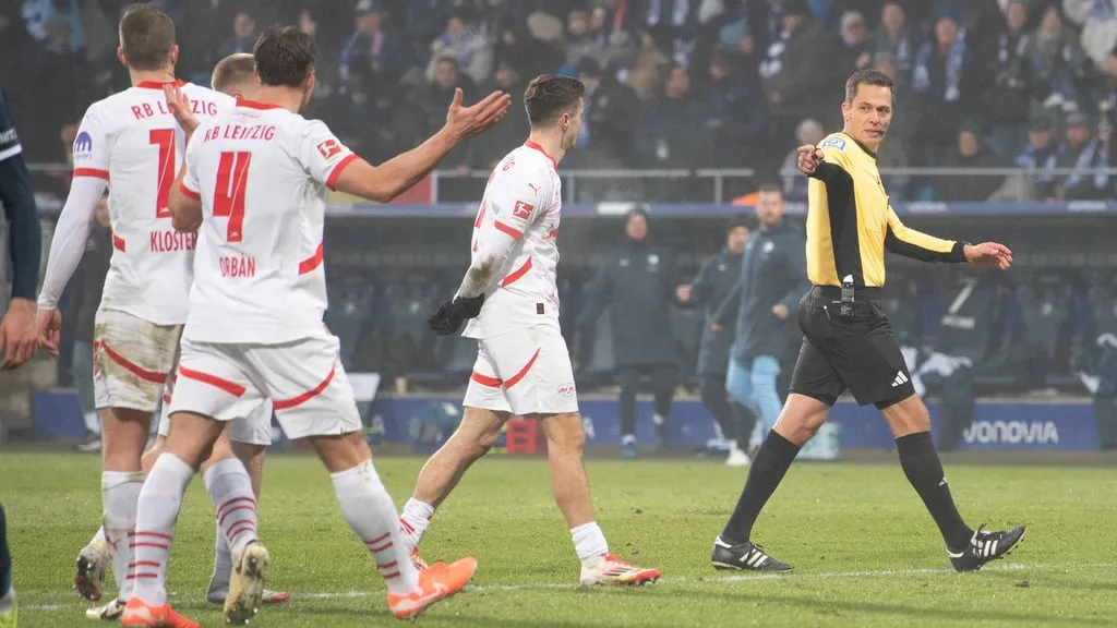 Hoffenheim: Schiedsrichter Robert Hartmann pfeift