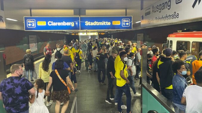 Droht zum BVB-Spiel ein Bahn-Engpass? Droht zum BVB-Spiel ein Bahn-Engpass?