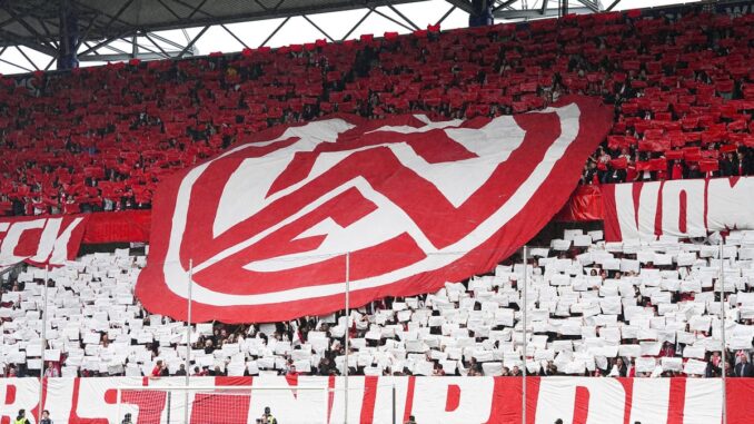 RWE empfängt den BVB unter Flutlicht RWE empfängt den BVB unter Flutlicht