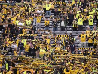 Leere Plätze beim Spiel von Borussia Dortmund und anderen