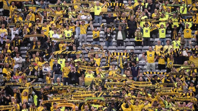 Leere Plätze beim Spiel von Borussia Dortmund und anderen Leere Plätze beim Spiel von Borussia Dortmund und anderen