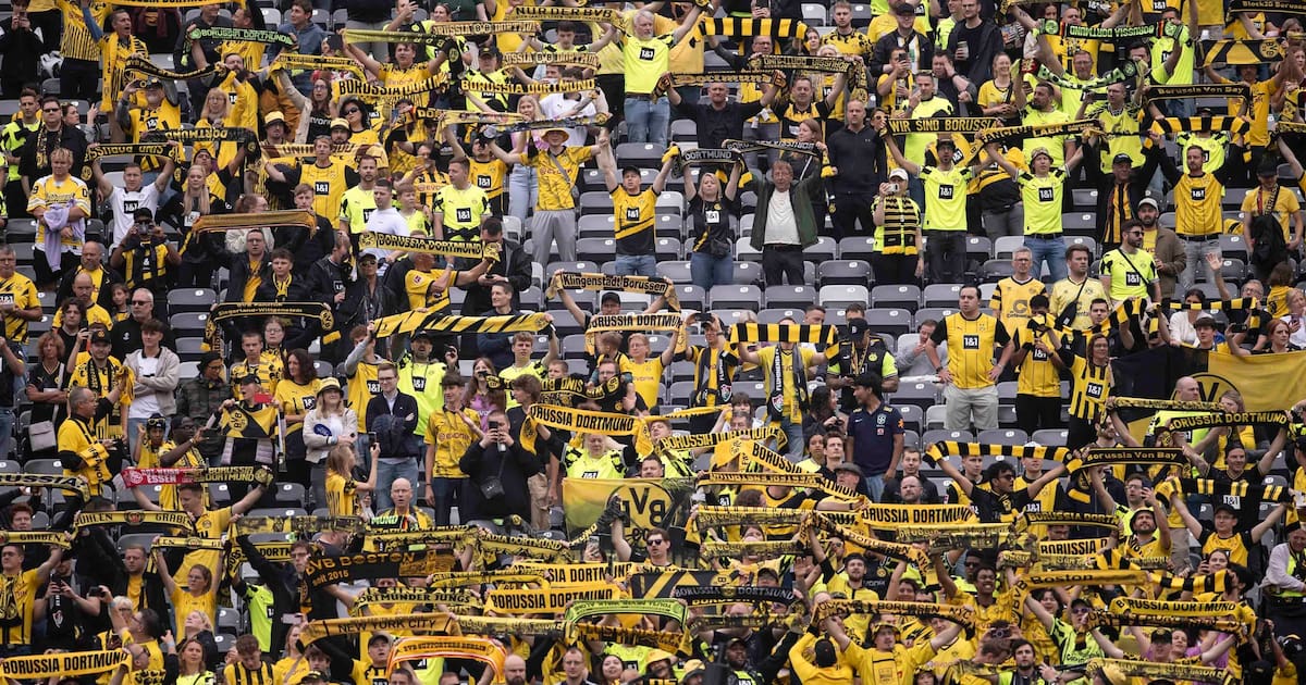 Leere Plätze beim Spiel von Borussia Dortmund und anderen