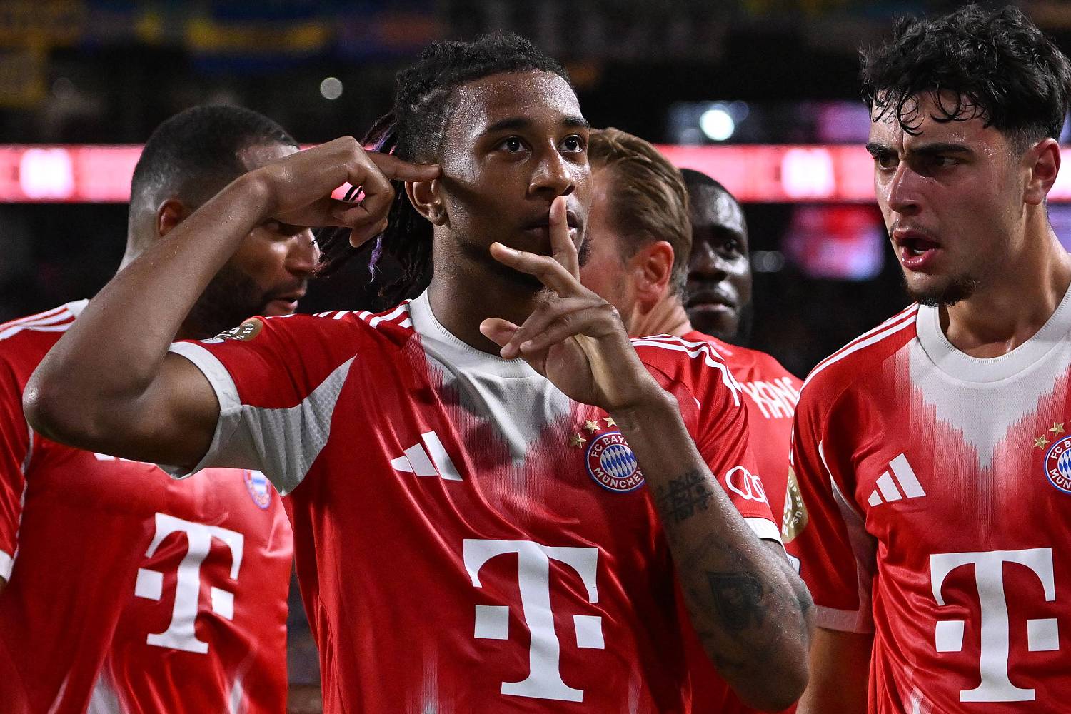 Bayern ist Spitzenreiter, BVB abgeschlagen