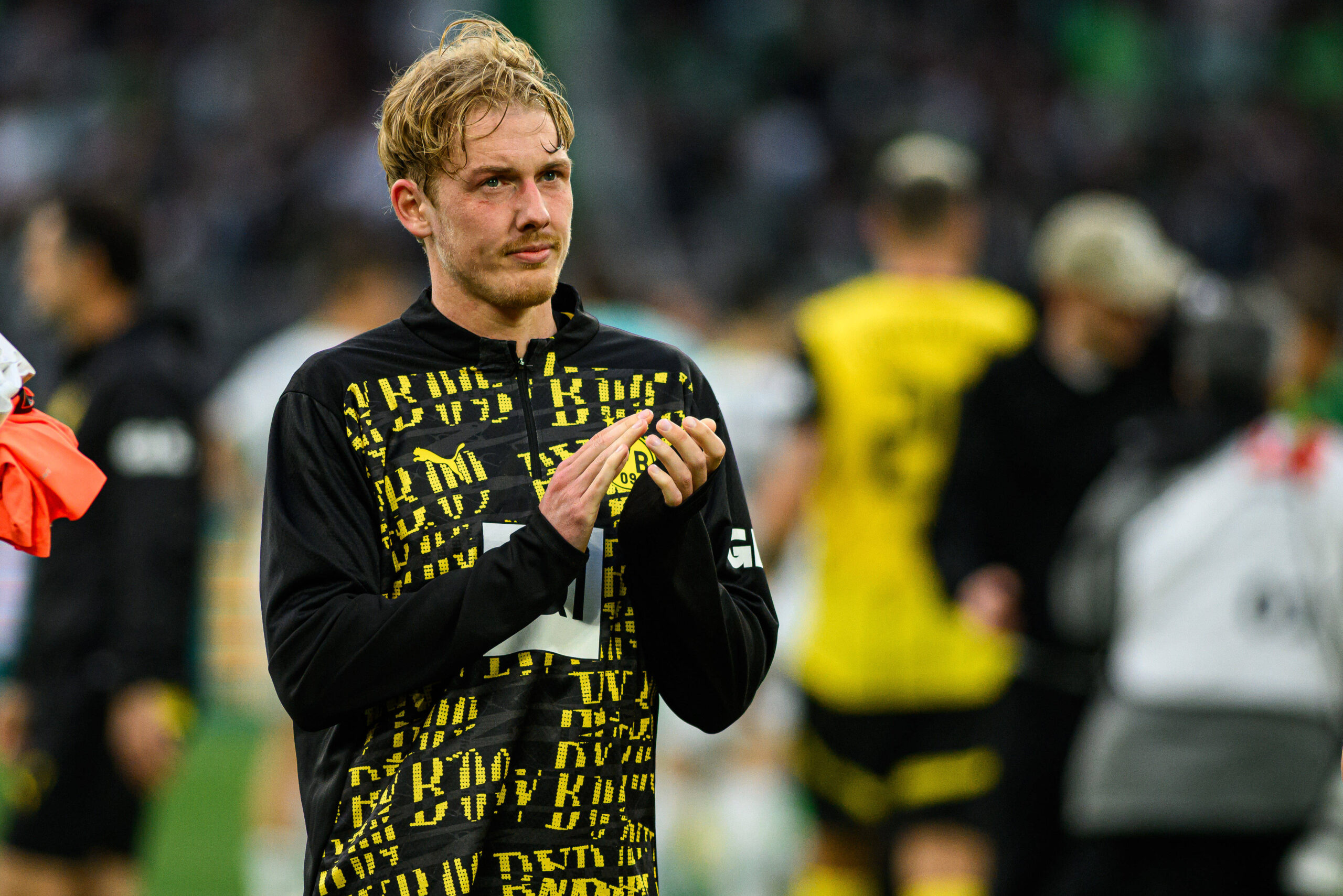 Thomas Helmer rät Julian Brandt zum Abschied vom BVB