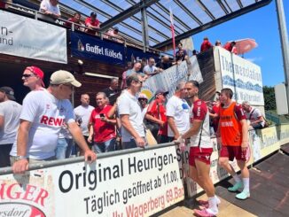 Profi begrüßt Nationaltrainer: Promi-Gast im