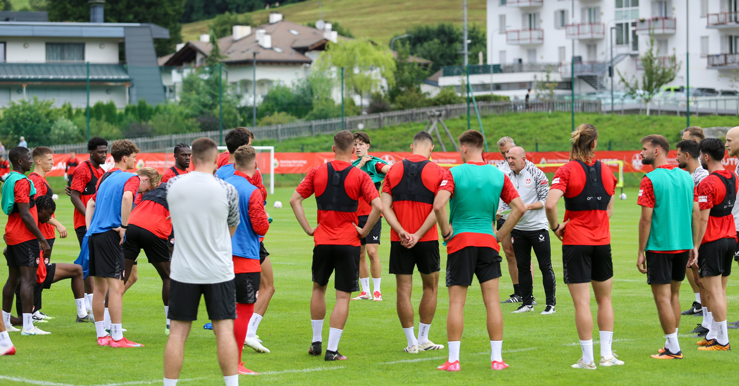 Anreise top, Hotel fein, Platz ordentlich: FCK gut ins