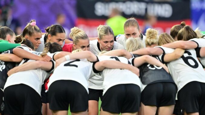 Nanu, was macht die DFB-Nationalspielerin bei den