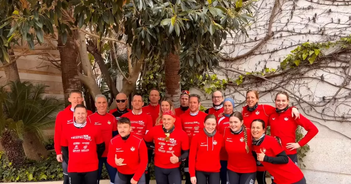 Triathleten beschenken ihren FCK mit einer