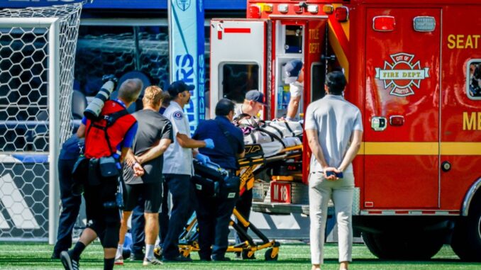 Cousin von Ex-BVB-Star im Krankenwagen vom Platz gefahren Cousin von Ex-BVB-Star im Krankenwagen vom Platz gefahren