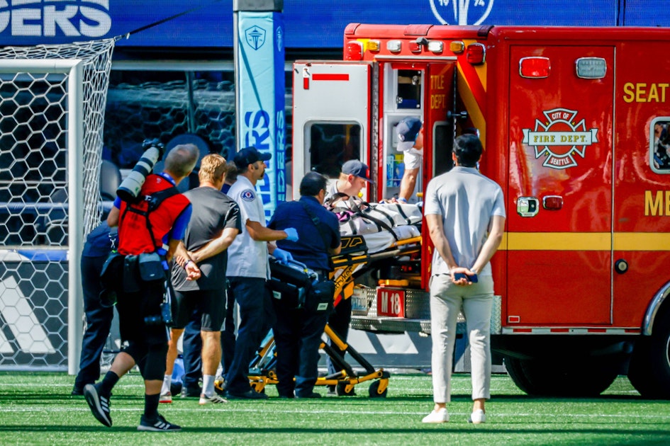 Cousin von Ex-BVB-Star im Krankenwagen vom Platz gefahren