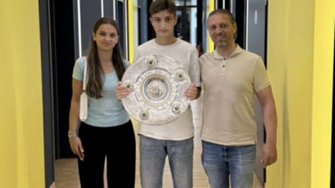 Junges kosovarisches Talent unterschreibt bei Borussia Junges kosovarisches Talent unterschreibt bei Borussia