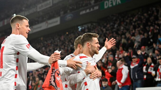 1. FC Köln bezwingt dezimierte Darmstädter und schließt 1. FC Köln bezwingt dezimierte Darmstädter und schließt