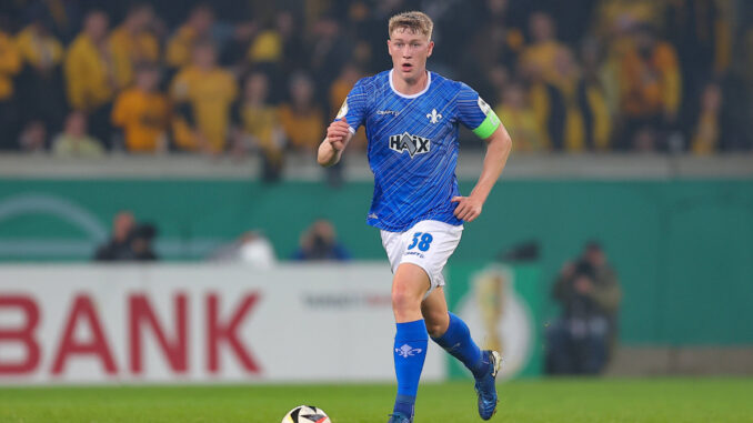 Darmstadt 98: Clemens Riedel mit Klausel unterhalb seines Darmstadt 98: Clemens Riedel mit Klausel unterhalb seines