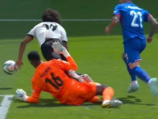 Adeyemi sieht Gelb für eine Schwalbe im Strafraum
