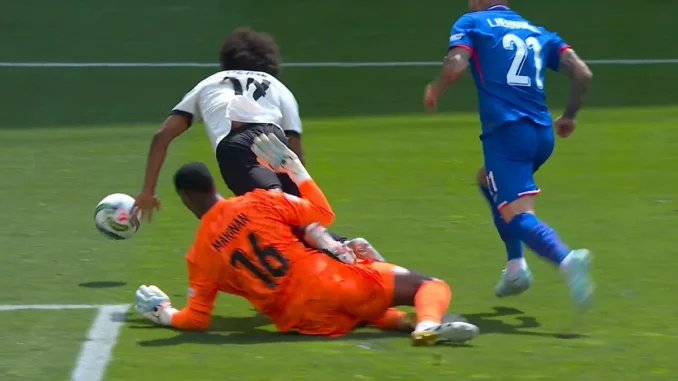 Adeyemi sieht Gelb für eine Schwalbe im Strafraum Adeyemi sieht Gelb für eine Schwalbe im Strafraum