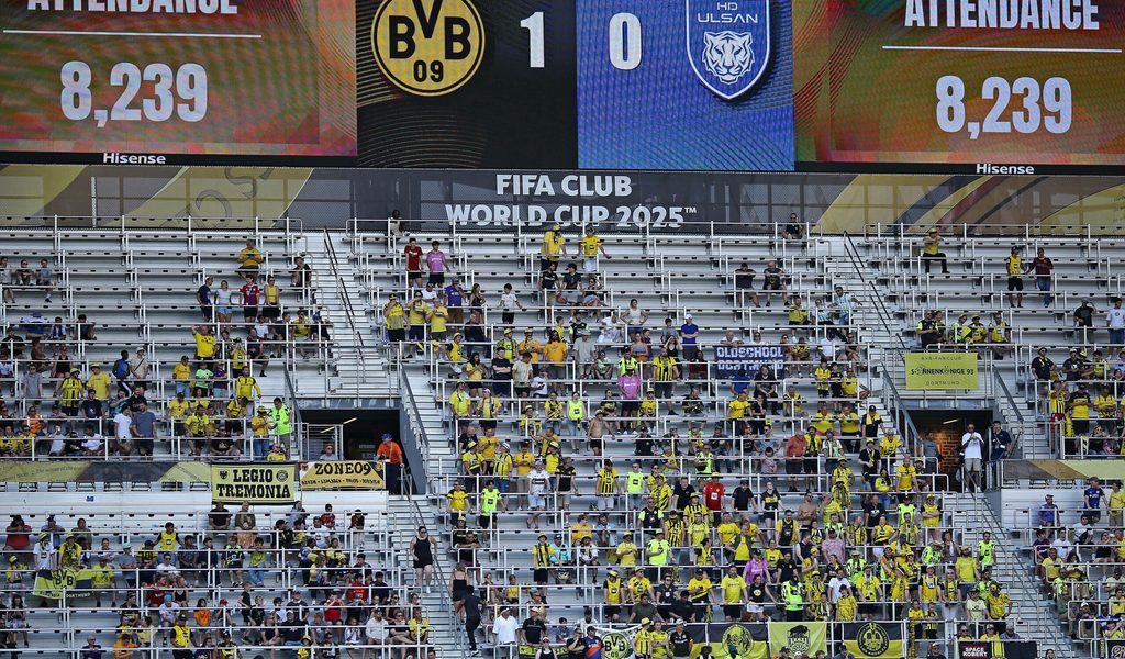 Vor Achtelfinale: Stadien leer! Dortmund kritisiert