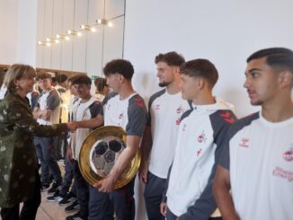 1. FC Köln bringt Meisterschale mit zu Henriette Reker