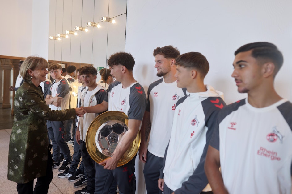 1. FC Köln bringt Meisterschale mit zu Henriette Reker