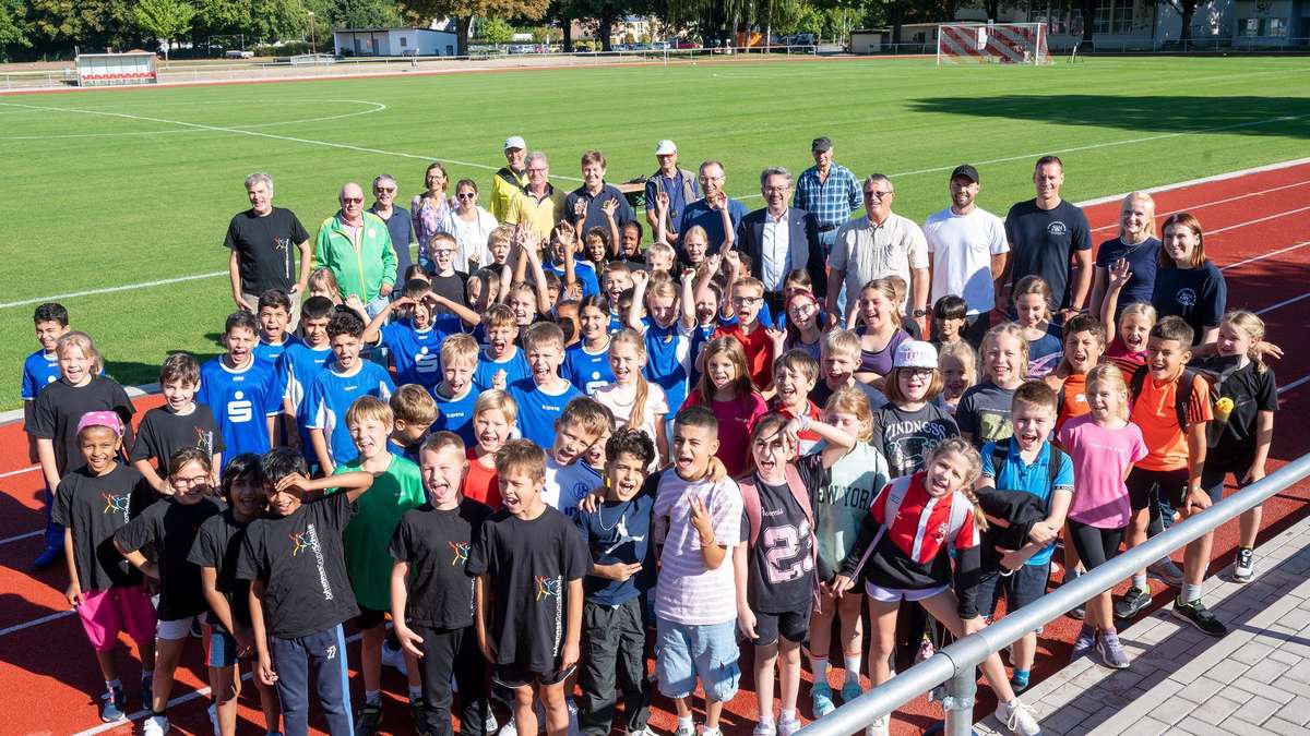 Einweihung des renovierten Soester Jahnstadions mit